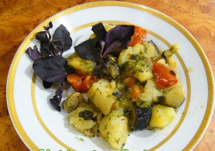 Жареная картошка с грибами и с луком в мультиварке